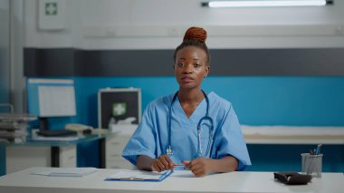 Uzaktan kumandalı teletıp için tıbbi asistan