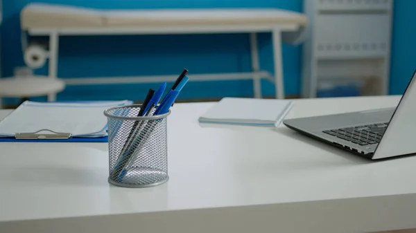 A modern íróasztal bezárása az üres orvosi rendelőben — Stock Fotó