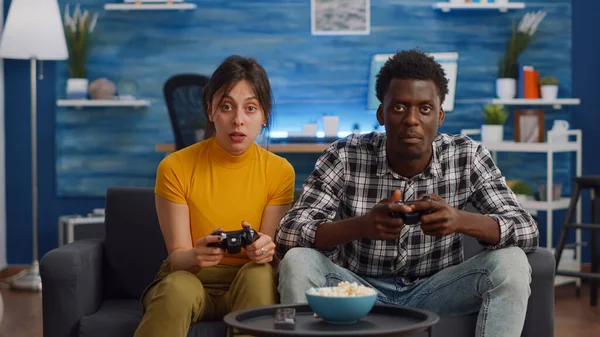 現代異人種間のカップル再生とともにジョイスティックのためにビデオゲーム — ストック写真