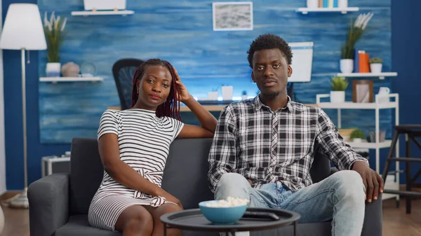 Afro americano pareja viendo miedo película en TV — Foto de Stock