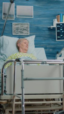 Sağlık ekibi yaşlı kadın için sağlık kontrolü yapıyor.