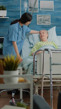 Hastane yatağında kıdemli bir hasta tedavi görüyor.