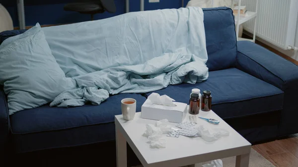 テーブルの上にウイルス感染に対する薬と空のリビングルーム — ストック写真