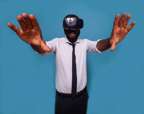 Primer plano en las manos del hombre con gafas de realidad virtual en la simulación 3d — Foto de Stock