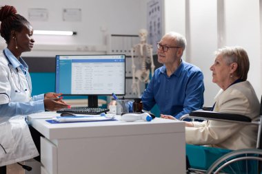 Doktor, hastalık uzmanlığını açıklayarak sağlık tedavisini tartışıyor.