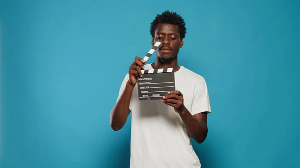 Retrato del hombre sosteniendo el clapperboard para cortar escenas —  Fotos de Stock