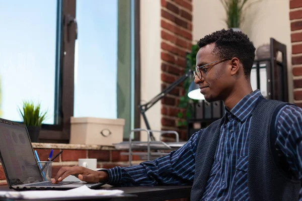 Dizüstü bilgisayarında yazan gözlüklü Afrikalı Amerikalı girişimcinin portresi — Stok fotoğraf