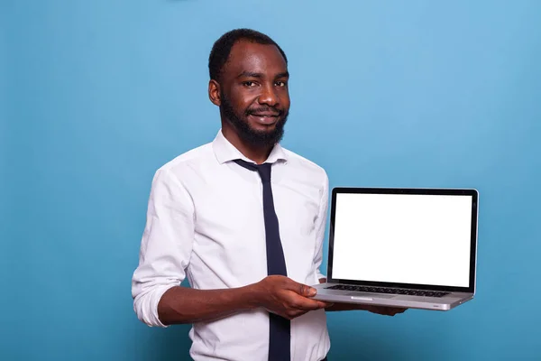 Smiling african american entrepreneur presenting laptop with white screen — Stock Photo, Image