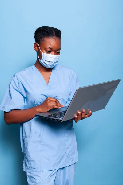 Enfeksiyonu önlemek için koruyucu maskeli Afrikalı Amerikalı terapist hemşire. — Stok fotoğraf