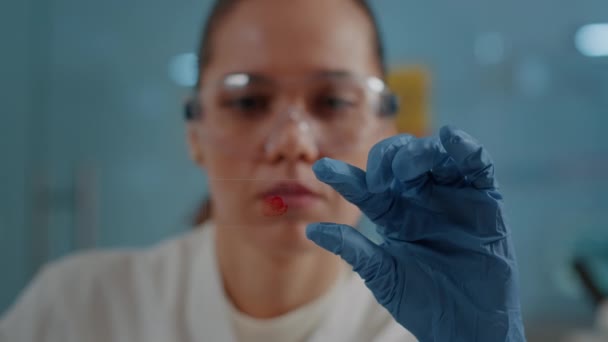 Specjalista chemik trzymający szklaną tacę z próbką krwi — Wideo stockowe