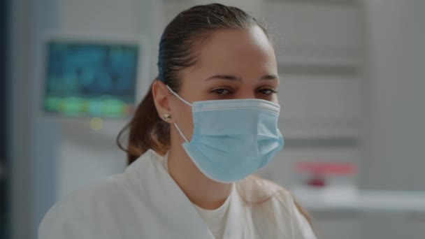 Porträtt av biolog ta bort ansiktsmask innan du arbetar i laboratorium — Stockvideo