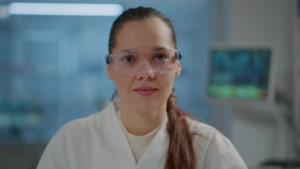 รูปภาพของนักวิทยาศาสตร์หญิงที่มีแว่นตา ยิ้มในห้องปฏิบัติการ — วีดีโอสต็อก