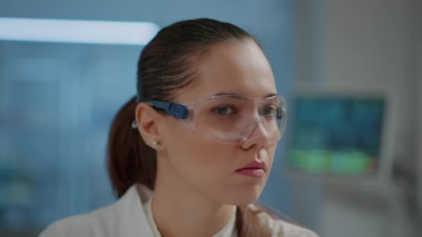 Trabajador científico con gafas de seguridad en laboratorio — Vídeos de Stock