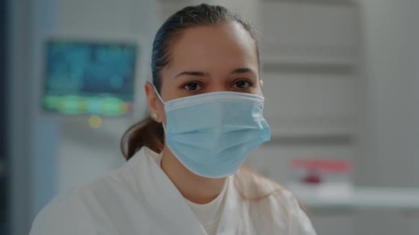Portret biologa zdejmującego maskę twarzy w laboratorium — Wideo stockowe