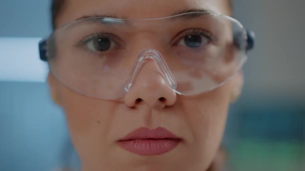 Ingeniero bioquímico con gafas protectoras — Vídeos de Stock