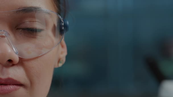 Женщина-ученый в защитных очках с виртуальной реальностью — стоковое видео