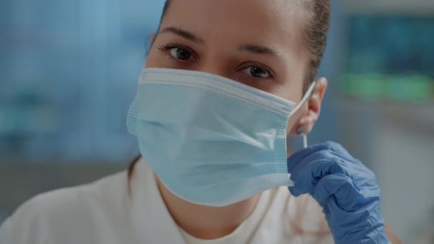 Scheikundig ingenieur neemt gezichtsmasker af in wetenschappelijk laboratorium — Stockvideo