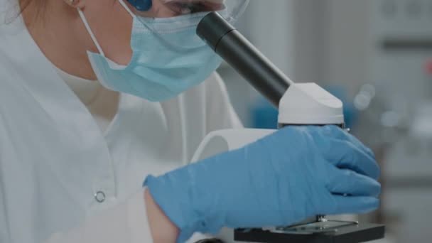 Специалист по анализу ДНК на микроскопе в лаборатории — стоковое видео