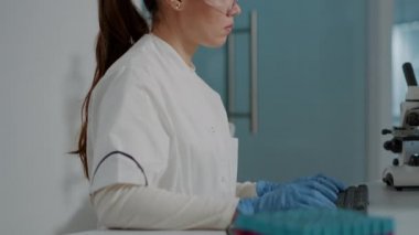 Biyokimya mühendisi bilimsel araştırmalar için bilgisayarı kullanıyor