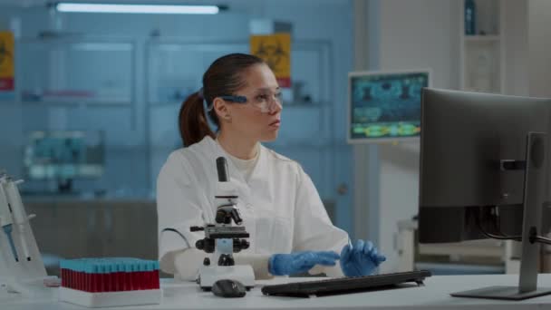 Trabalhador de laboratório usando lupa no microscópio — Vídeo de Stock