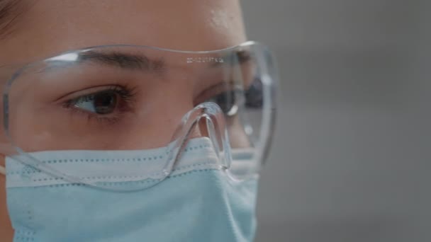 Wissenschaftlerin blickt mit Brille auf Kamera — Stockvideo