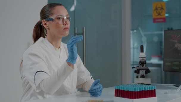 Mujer química con gafas de realidad virtual en laboratorio de ciencias — Vídeos de Stock