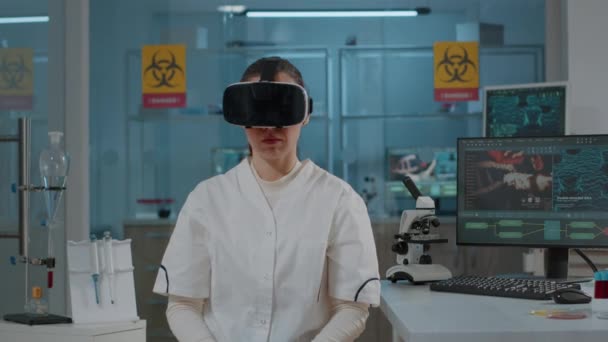Chemik pracujący z zestawem słuchawkowym wirtualnej rzeczywistości w laboratorium — Wideo stockowe