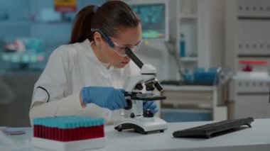 Laboratuvarda mikroskobik mercekten bakan bilim adamının portresi