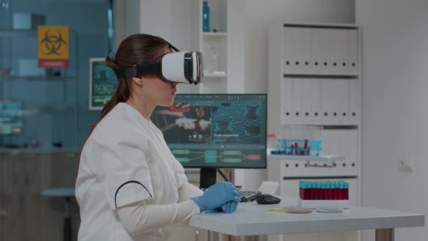 Pracownik laboratorium korzystający z gogli vr z projekcją 3D w laboratorium — Wideo stockowe