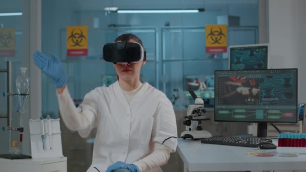 Kobieta biolog za pomocą okularów VR w laboratorium naukowym — Wideo stockowe