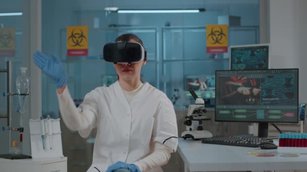 Mujer bióloga usando anteojos vr en laboratorio de ciencias — Vídeo de stock