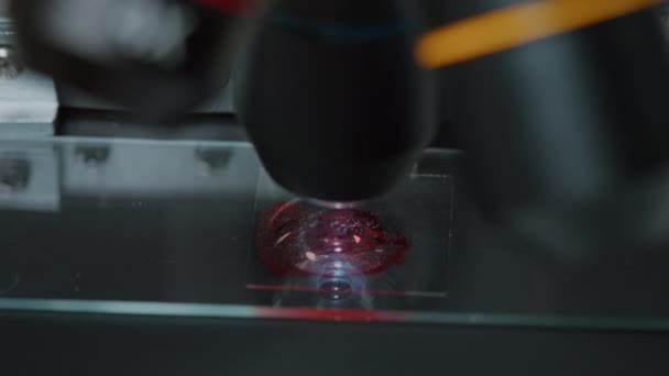 Microscopio con lente óptica que examina la muestra de sangre — Vídeos de Stock