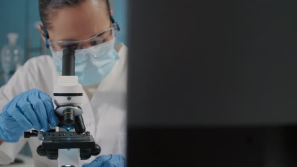 Specjalista pracujący z mikroskopem w laboratorium naukowym — Wideo stockowe