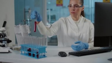 Test tüpündeki DNA 'ya bakan kadın bilim adamı.