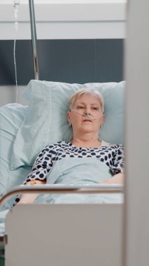 Doktor ve hemşire yaşlı bir kadınla sağlık danışmanlığı yapıyor.