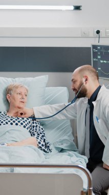 Burun oksijen tüpü olan hasta doktordan konsültasyon alıyor.