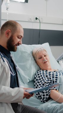 Doktor ve hemşire hasta hasta hasta için danışmanlık yapıyor.