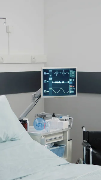 Personne dans la salle d'hôpital avec lit et moniteur de fréquence cardiaque — Photo