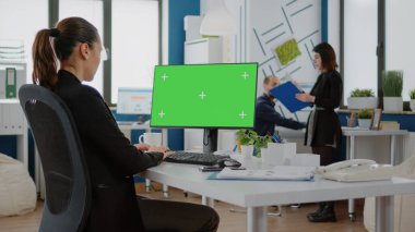Yatay yeşil ekranlı bilgisayar kullanan iş kadını
