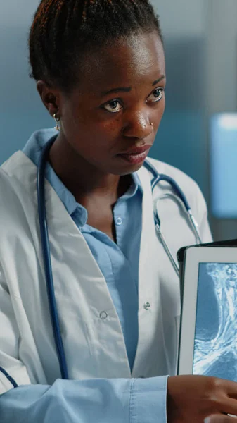 Жінка працює лікарем з рентгенографією на планшеті — стокове фото