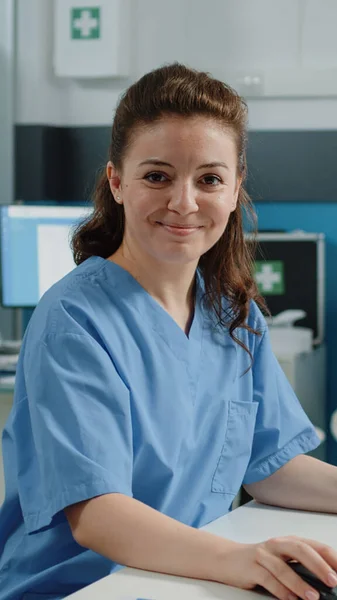 Retrato de la enfermera usando el ordenador para citas con el paciente — Foto de Stock