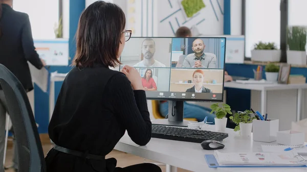 Trabajador corporativo hablando con colegas en videollamada —  Fotos de Stock