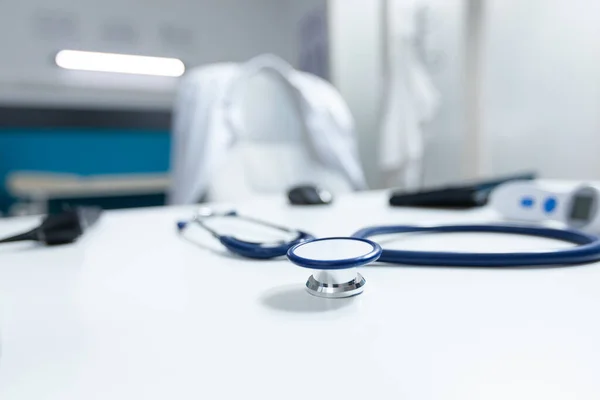 Крупный план медицинского стетоскопа, стоящего на столе в пустом кабинете врача — стоковое фото