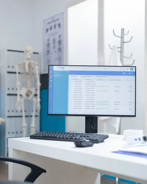Tomma läkare kontor med dator med patientfiler på skärmen — Stockfoto