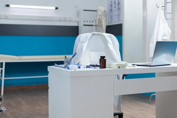 Пустой кабинет врача, в котором никого нет, готовый к медицинской консультации — стоковое фото