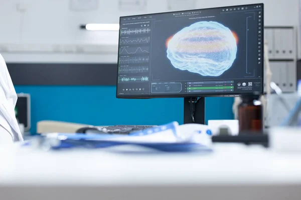 Oficina moderna del hospital vacío que tiene computadora con diagaram cerebral de la resonancia magnética — Foto de Stock