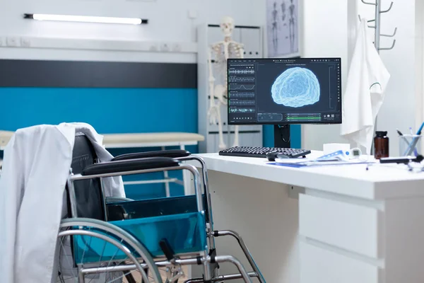 Modern empty hospital office having computer with brain radiography — Foto Stock
