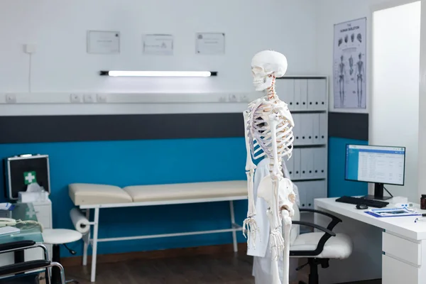 Empty doctor office equipped with human body skeleton used as medical instrument — 图库照片