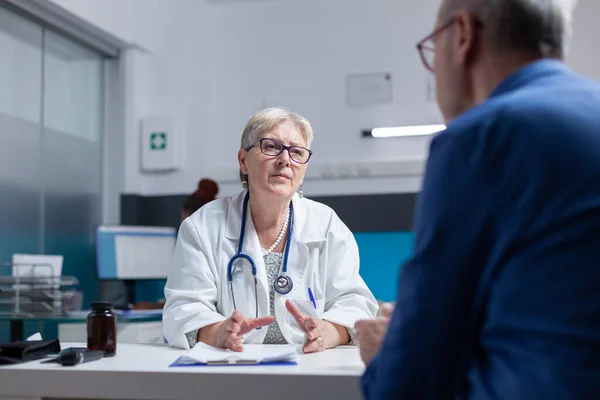Doctor and patient meeting at consultation appointment to do healthcare checkup — Stockfoto