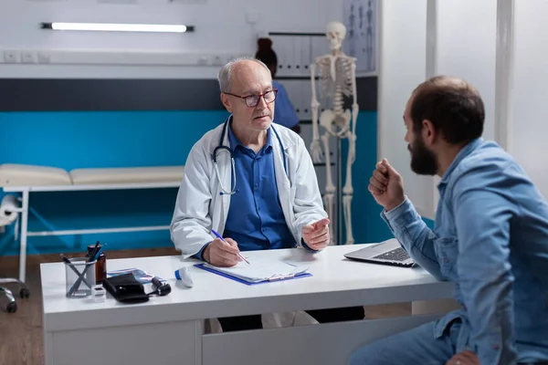 Médecin assistant à un rendez-vous médical avec le patient dans le cabinet — Photo